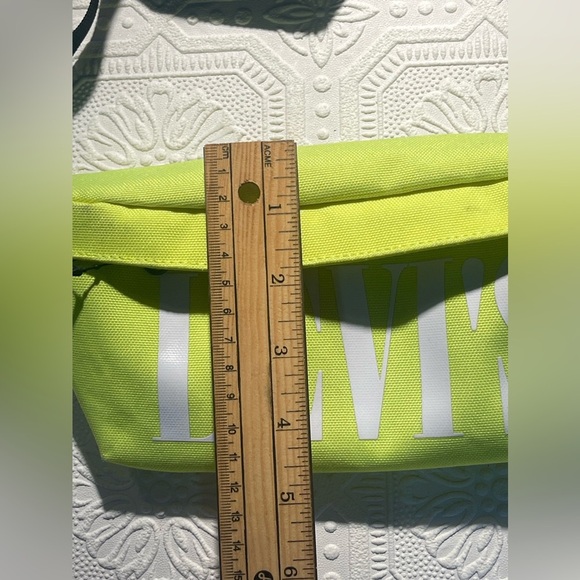 Levi’s Crossbody Bag in Neon Yellow NWT but has small markings from storage - Picture 10 of 10